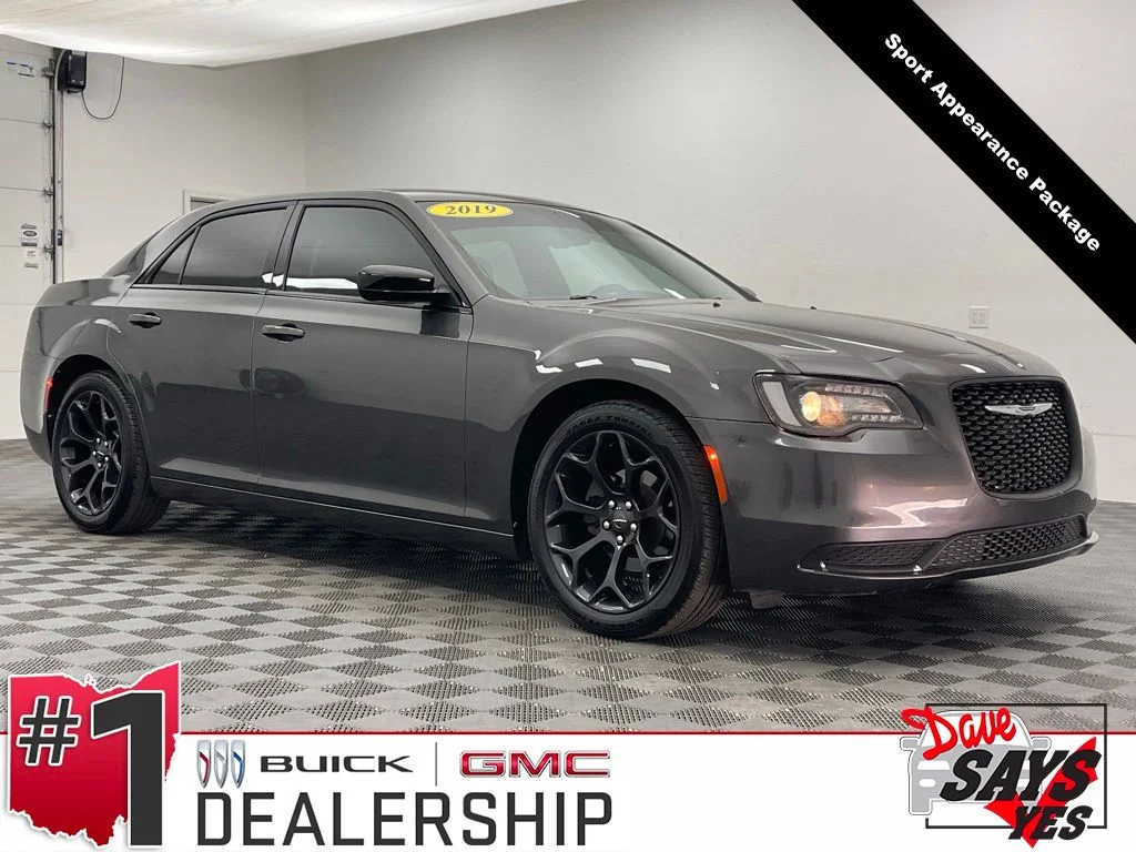 2019 Chrysler 300 Touring's photo