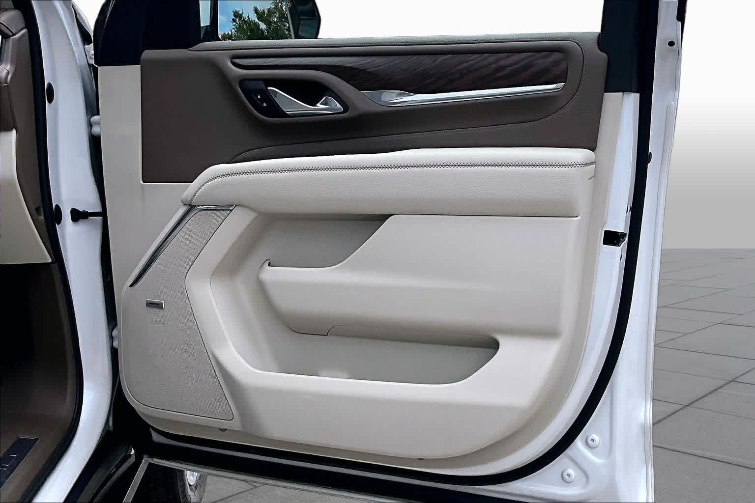 Used 2023 White Frost Tricoat GMC Denali image 27