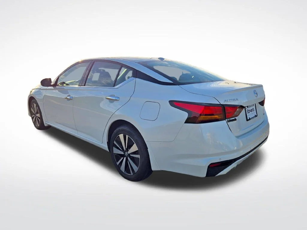 Used 2019 White Nissan 2.5 SL image 5