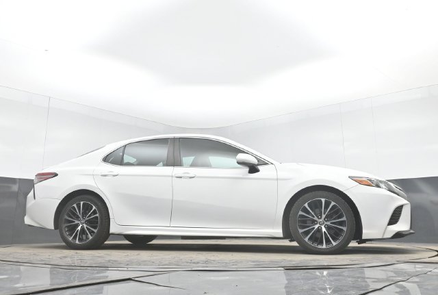 Used 2018 White Toyota SE image 33