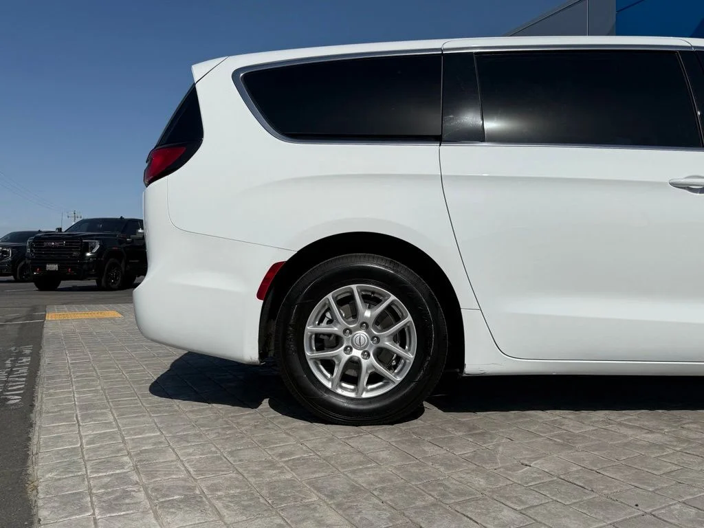 Used 2025 White Chrysler Select image 12