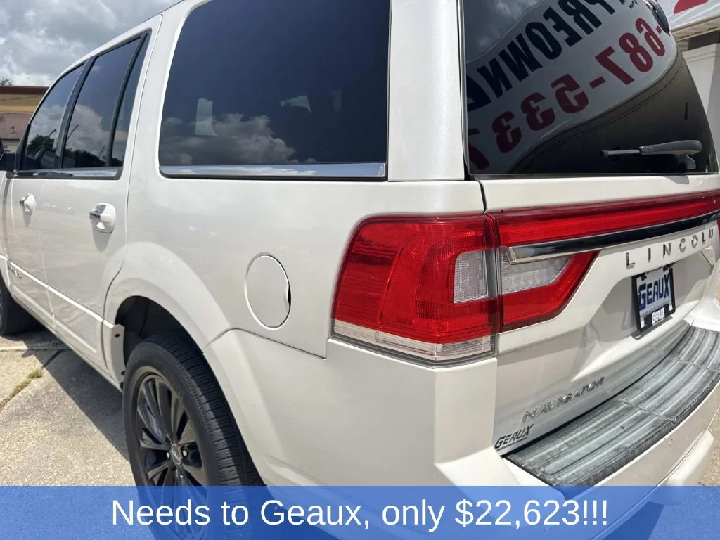 Used 2017 White Lincoln Select image 19