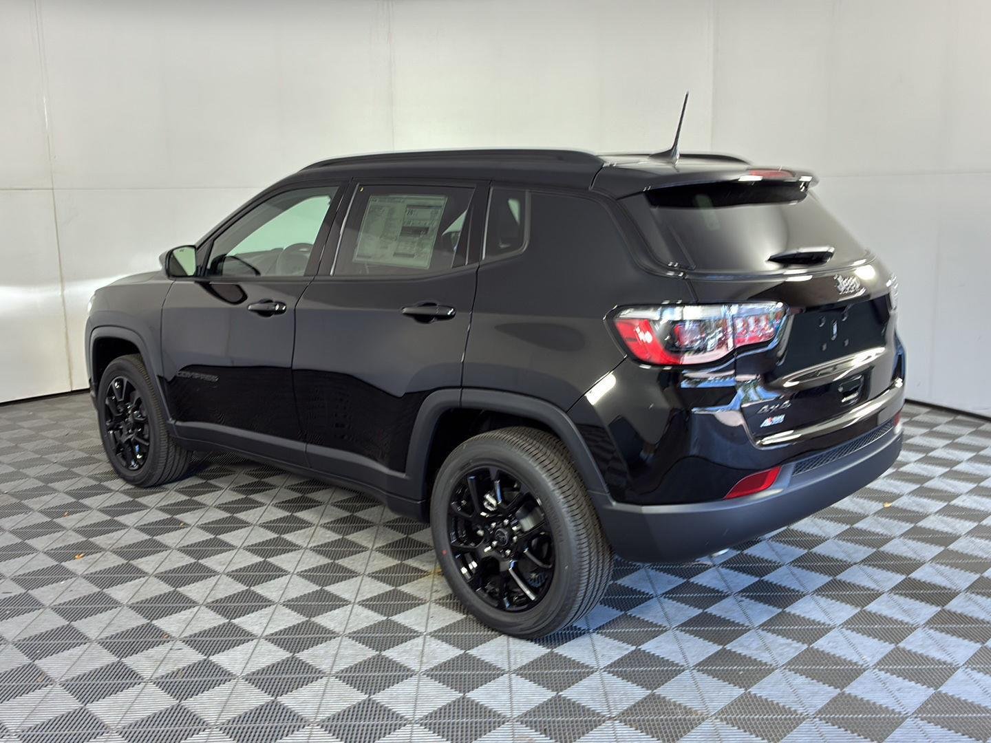 New 2026 Diamond Black Crystal Pearl-Coat Exterior Paint Jeep Latitude Altitude image 6