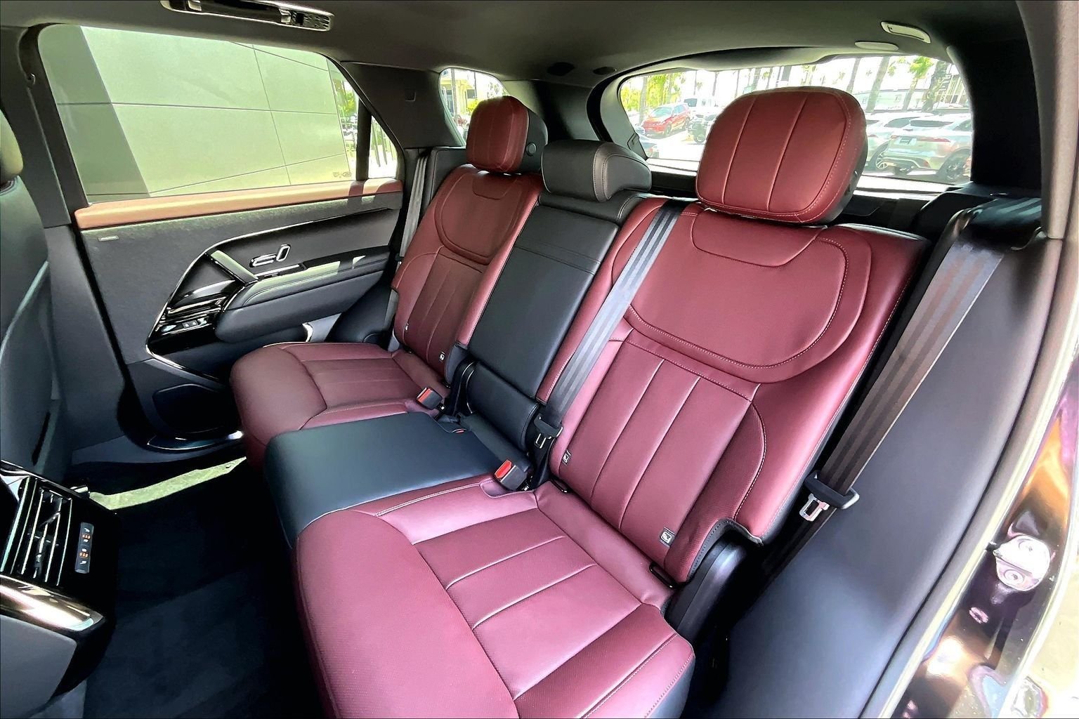 New 2026 Santorini Black Land Rover Dynamic SE image 10
