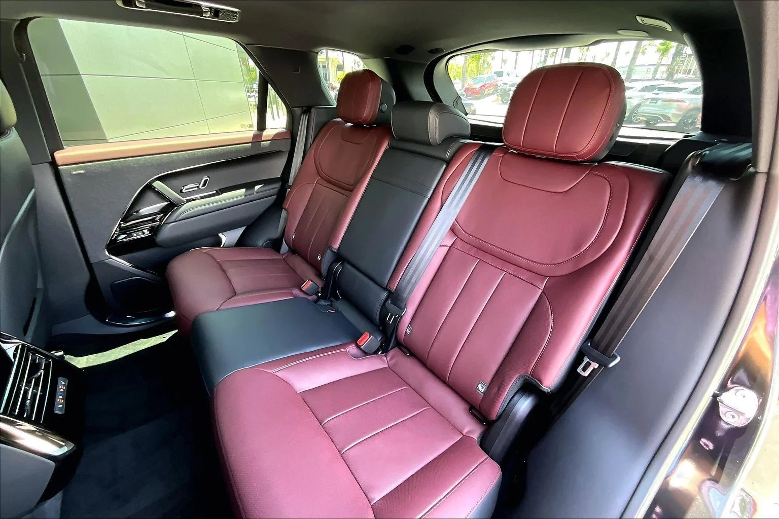 New 2026 Santorini Black Land Rover Dynamic SE image 10