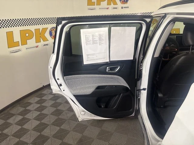 Used 2022 Bright White Clearcoat Jeep Latitude image 20
