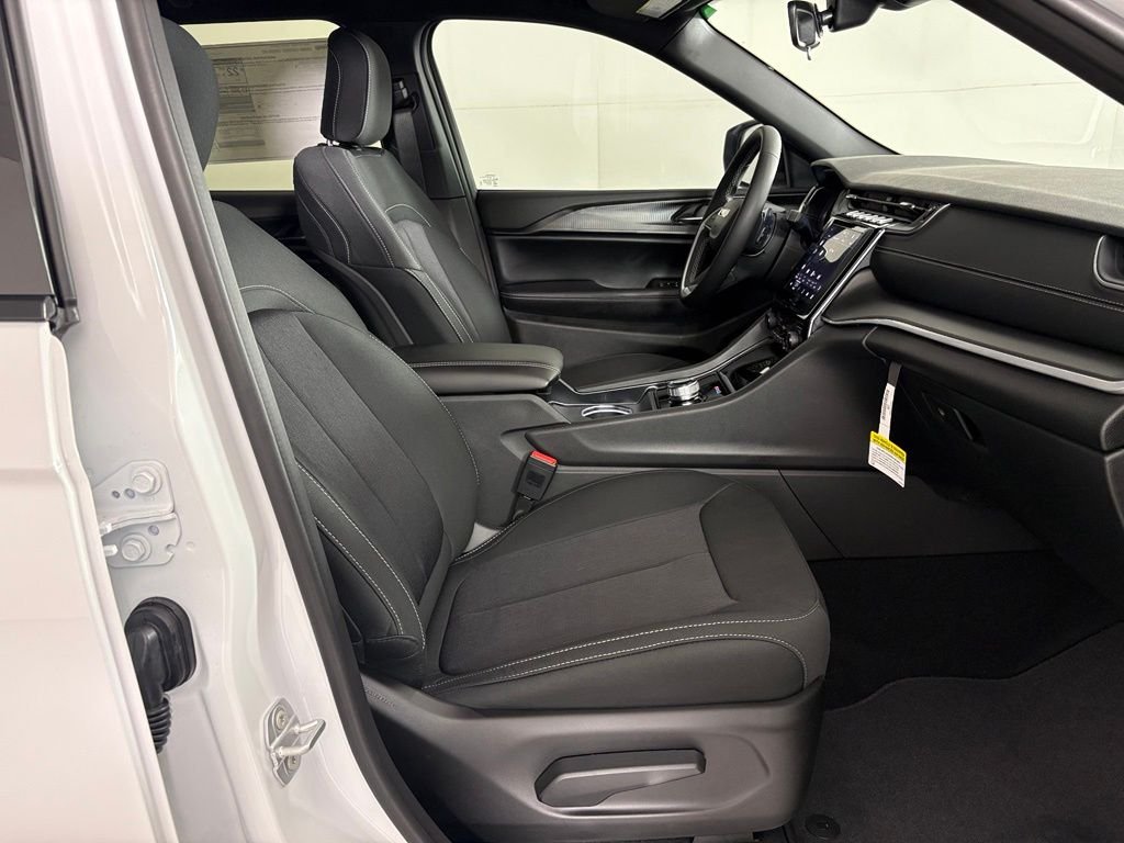 New 2026 Bright White Clear-Coat Exterior Paint Jeep Laredo image 41
