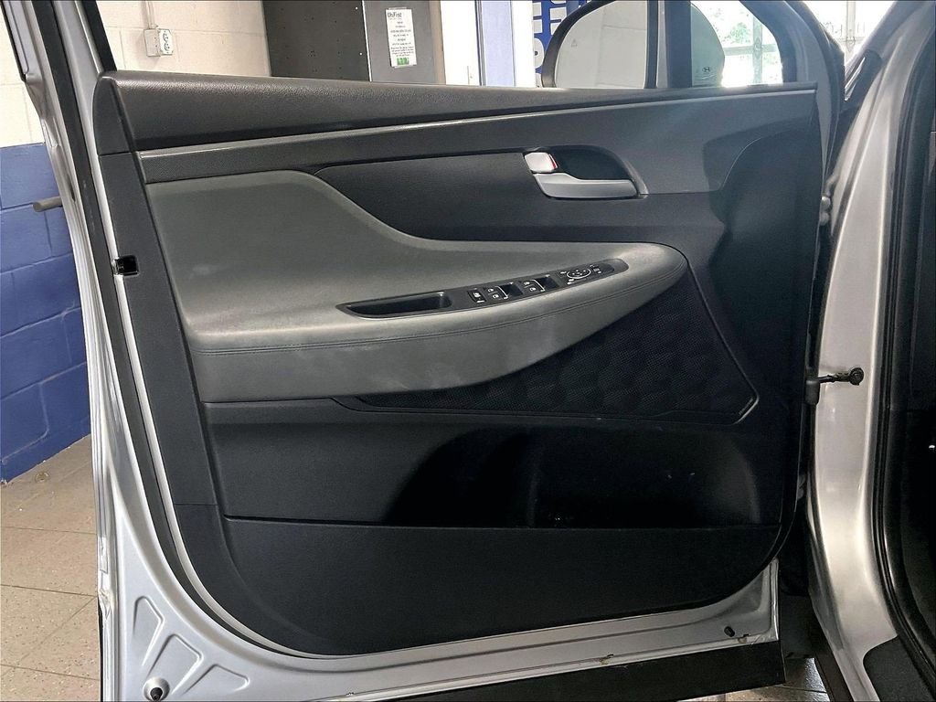 Used 2023 Silver Hyundai SE image 9