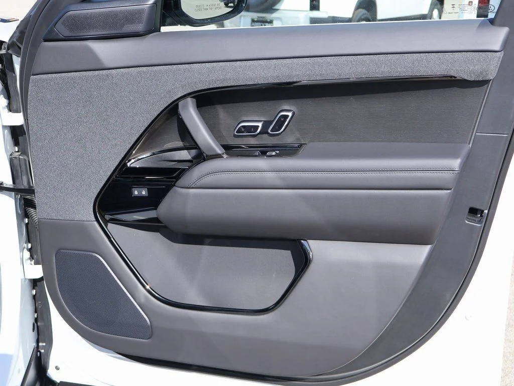 Used 2025 Fuji White Land Rover Dynamic SE image 29