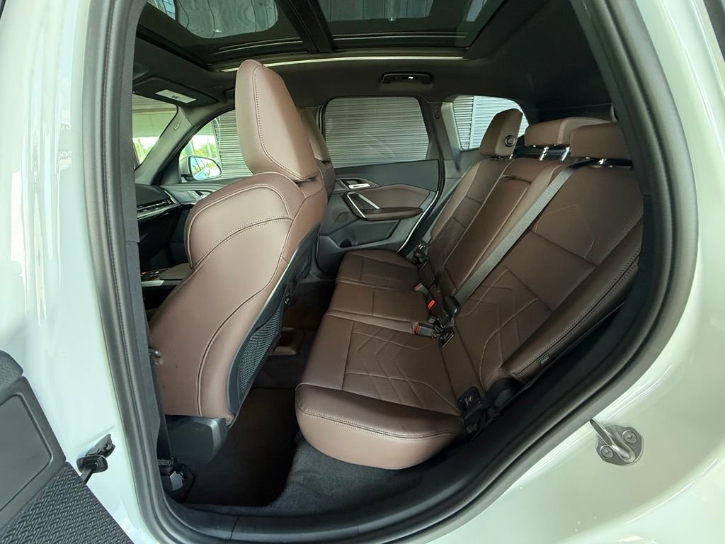 Used 2024 Mineral White Metallic BMW xDrive28i image 22