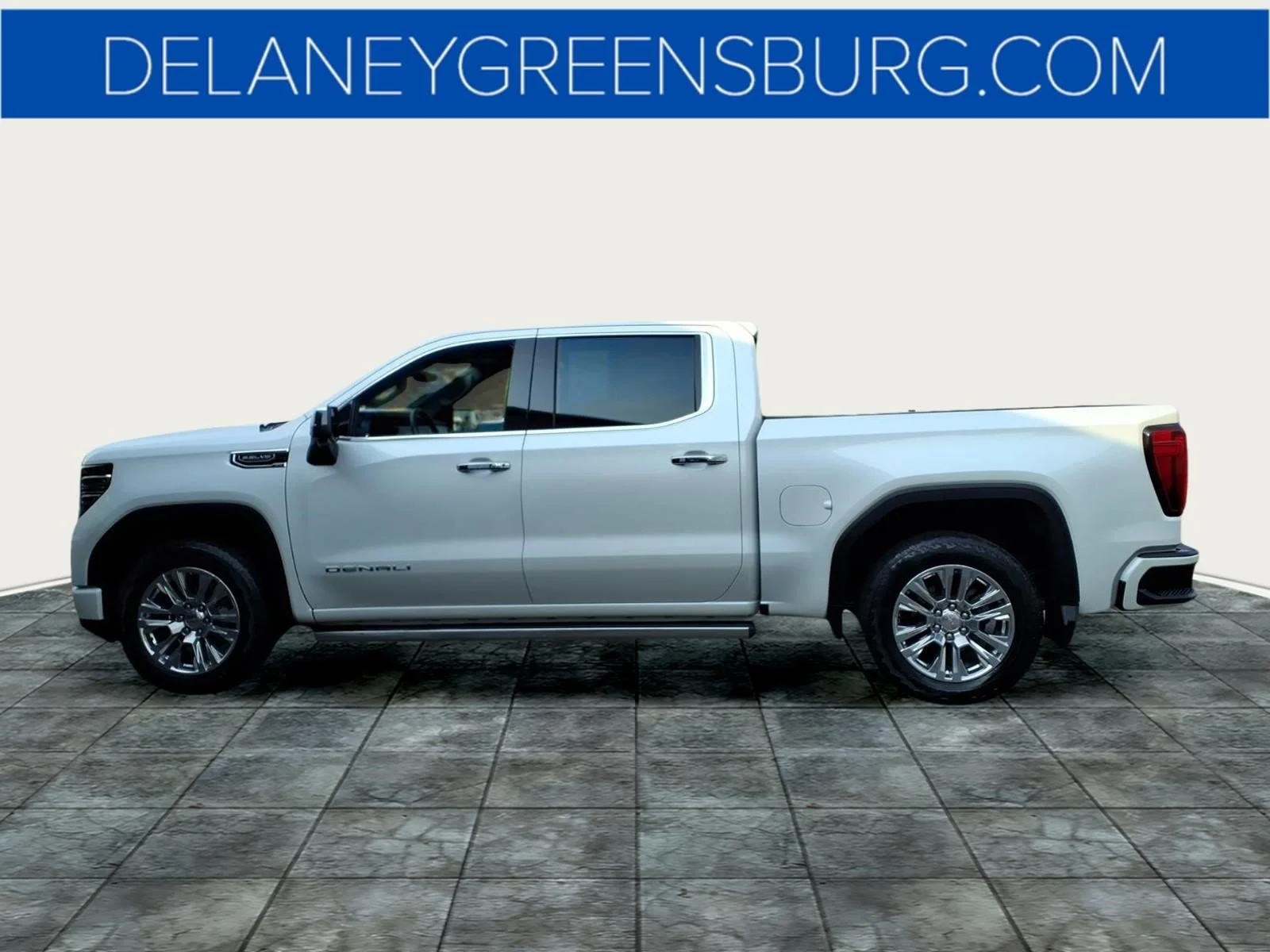 Used 2024 White Frost Tricoat G1w GMC Denali image 6