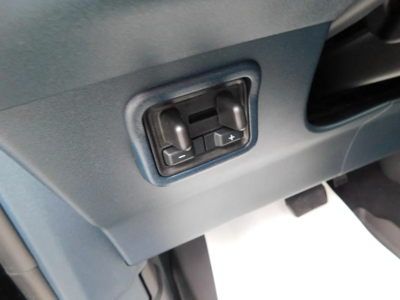 New 2025 Shadow Black Ford XLT image 29