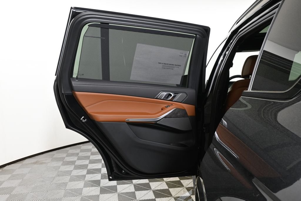 Used 2027 Black Sapphire Metallic BMW xDrive40i image 31