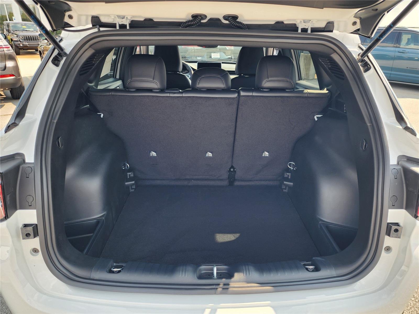 New 2026 Bright White Clearcoat Jeep Latitude Altitude image 5