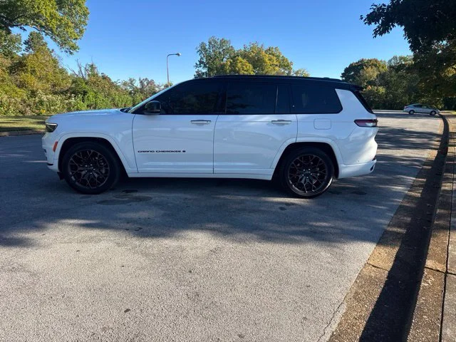 Used 2025 White Jeep Summit image 4