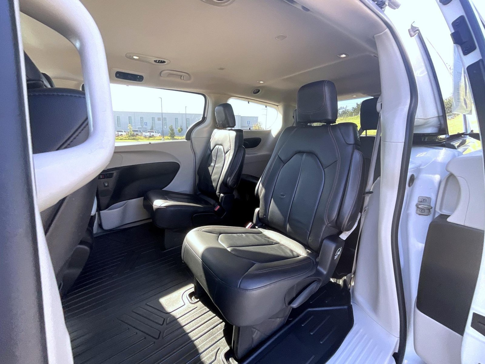 Used 2018 White Chrysler Touring L Plus image 19