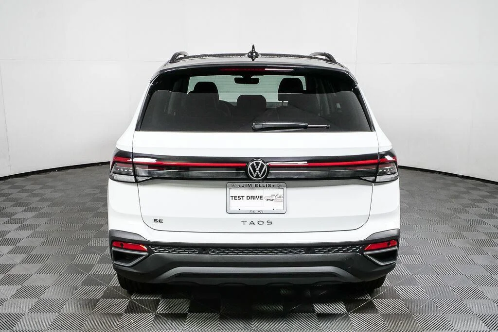 New 2026 Pure White w/Deep Black Roof Volkswagen SE Black image 29