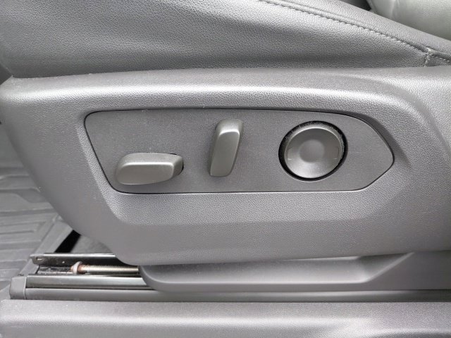 Used 2024 Summit White GMC Elevation image 19