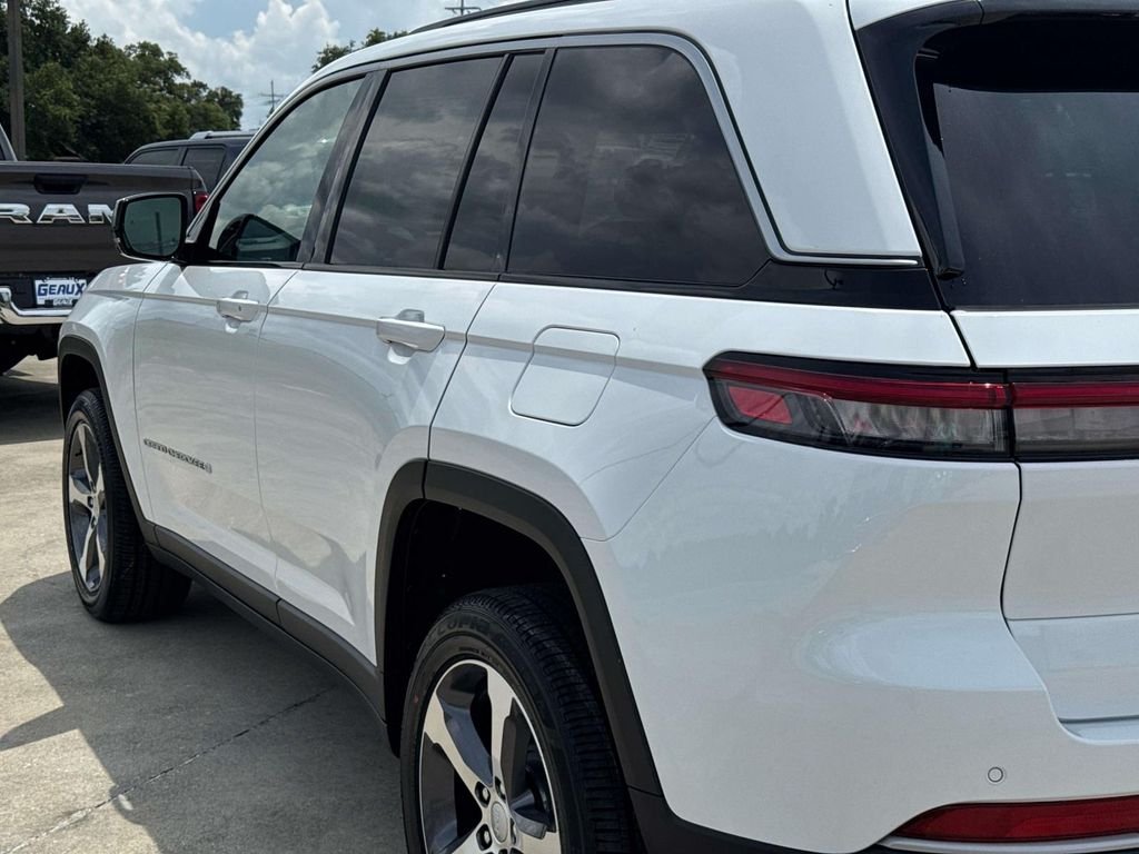 New 2026 Bright White Clear-Coat Exterior Paint Jeep Limited image 13