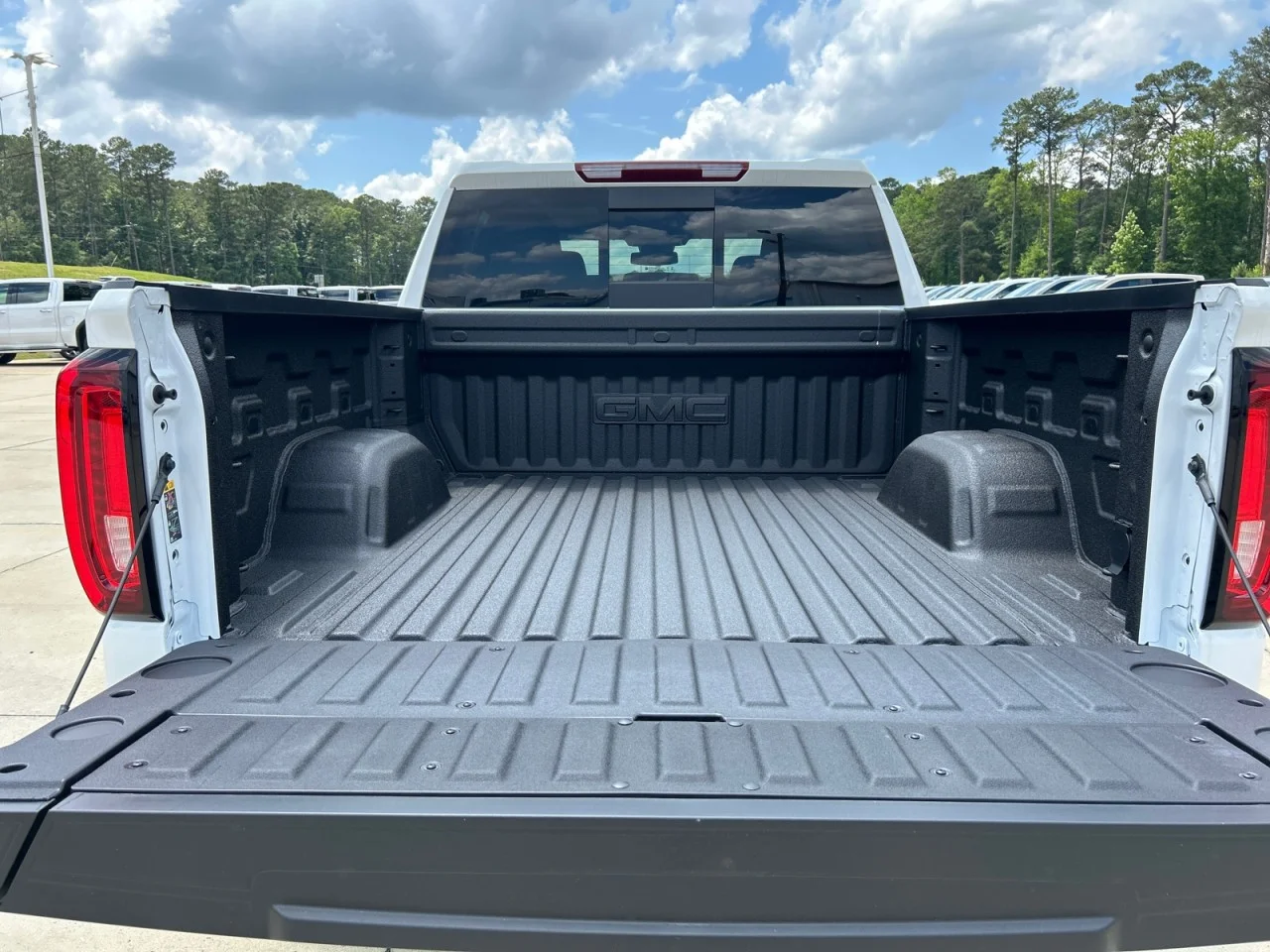 2026 GMC Sierra 1500 SLT - Photo 7