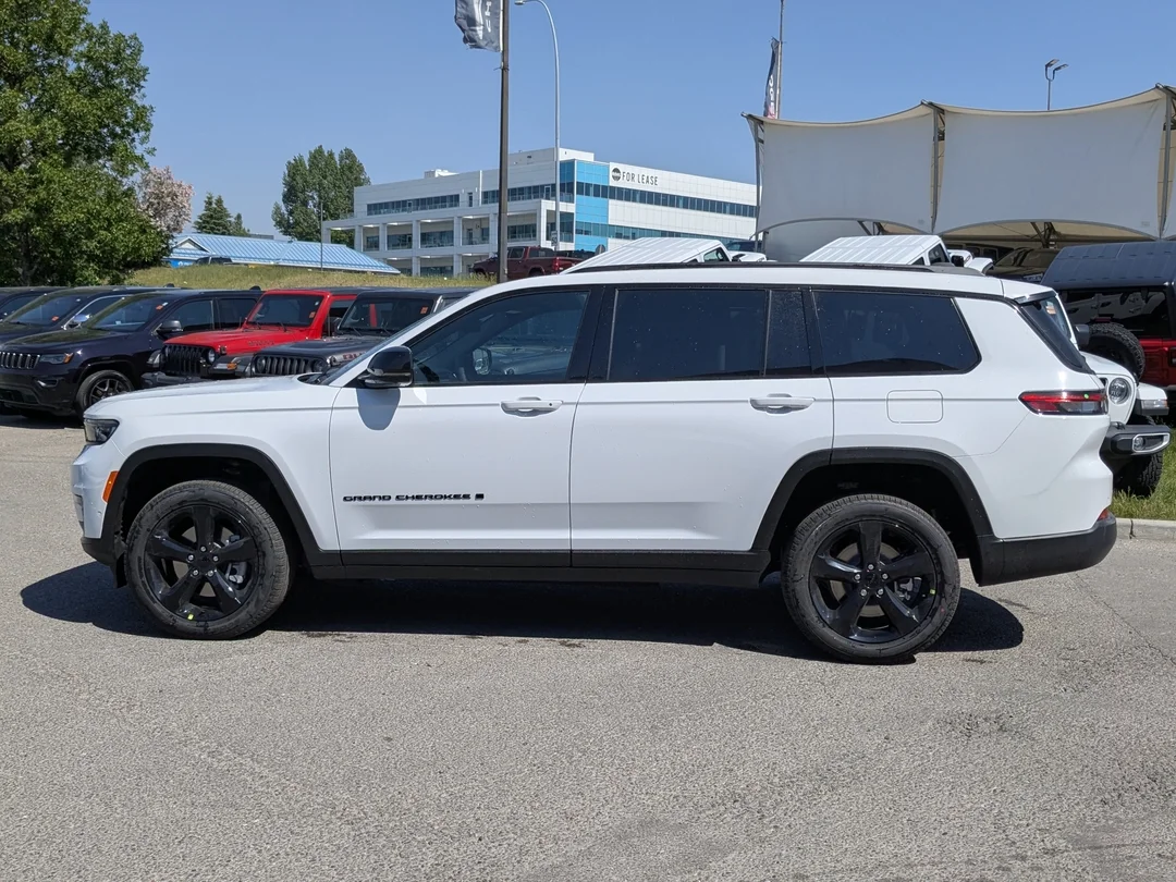 New 2025 White Jeep Limited - - 4x4 - Second row heated seats - Dual Pano Sunroof - Int FAM CAM & More! image 4