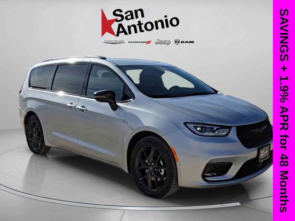 2026 Chrysler Pacifica Select's photo