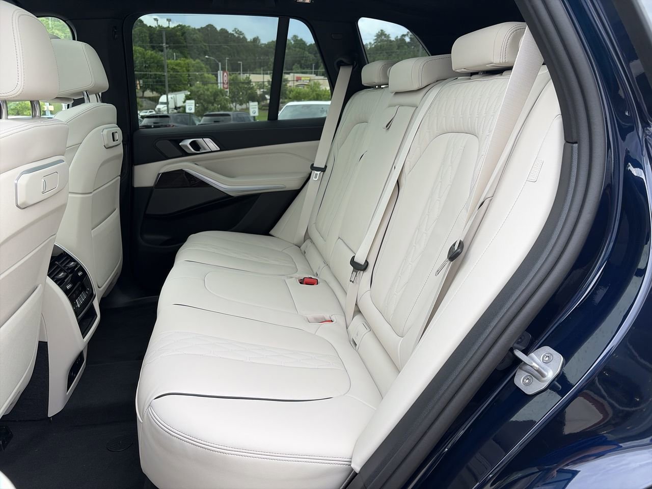 New 2026 Tanzanite Blue II Metallic BMW xDrive50e image 32