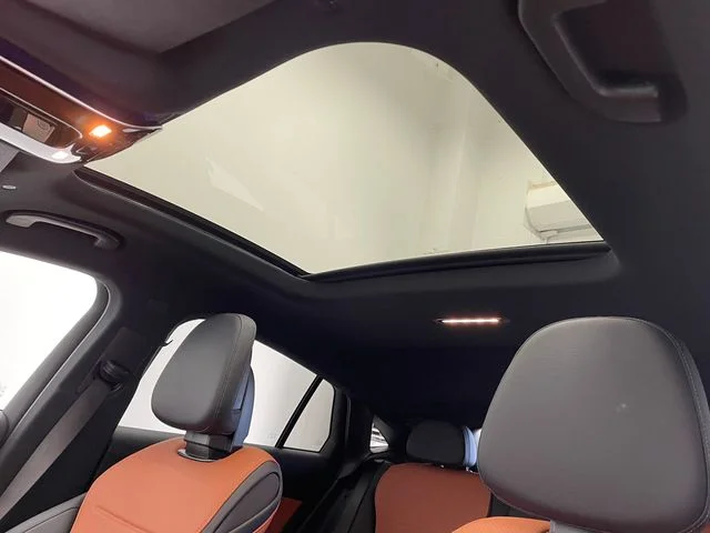 New 2027 White Mercedes-Benz GLC 300 image 5