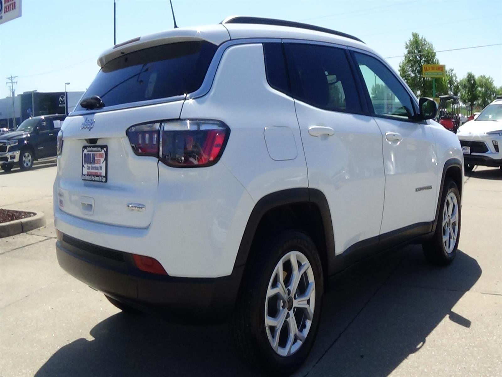 Certified Used 2025 Bright White Clear Coat (pw7) Jeep Latitude image 6