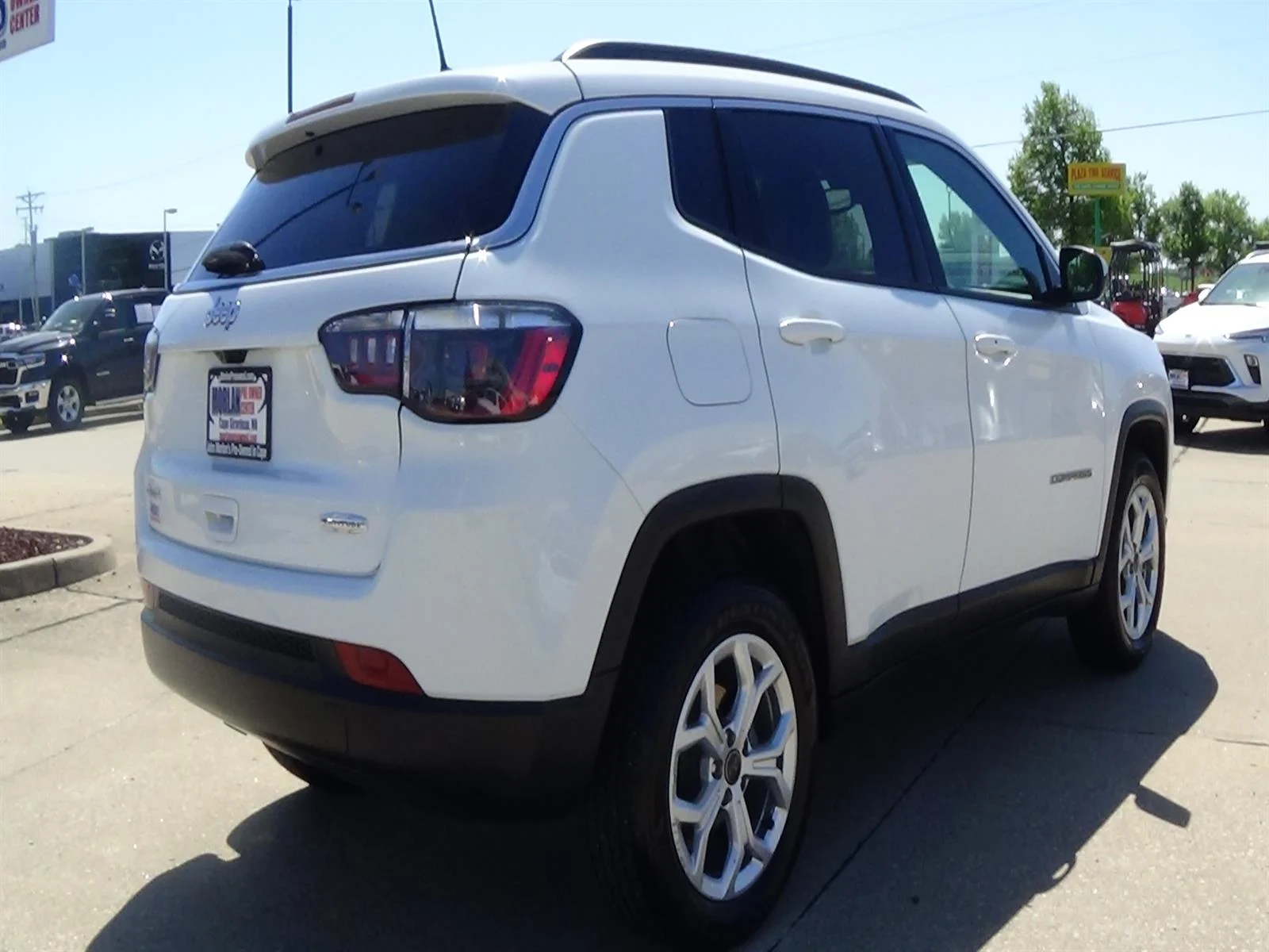 Certified Used 2025 Bright White Clear Coat (pw7) Jeep Latitude image 6