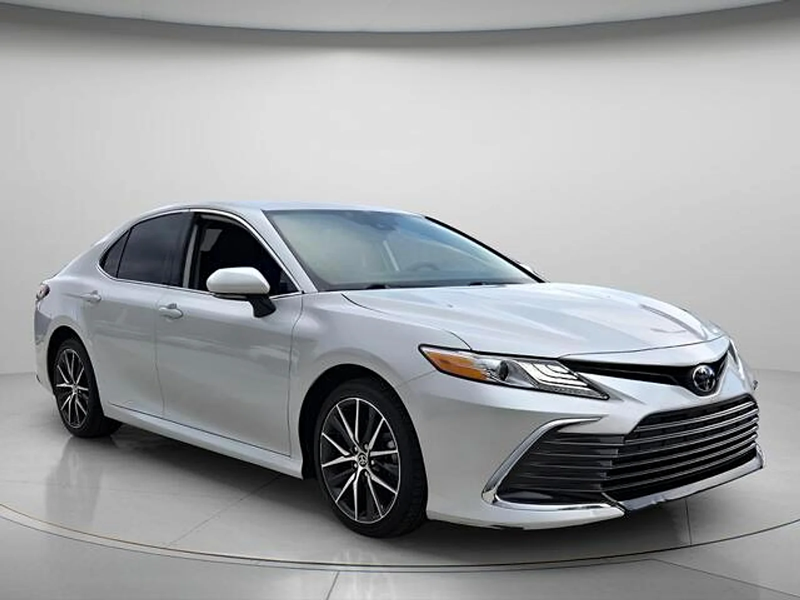 Used 2021 Wind Chill Pearl Toyota XLE image 9