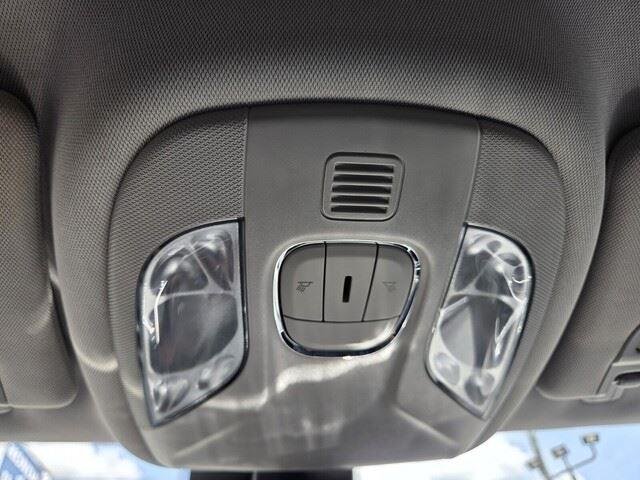 Used 2022 Bright White Clearcoat Jeep Latitude image 17
