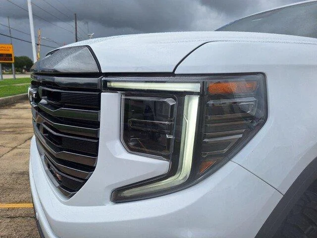 Used 2023 WHITE GMC AT4 image 10