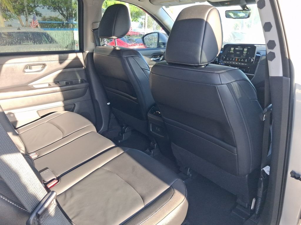 Used 2023 Silver Nissan SL image 19