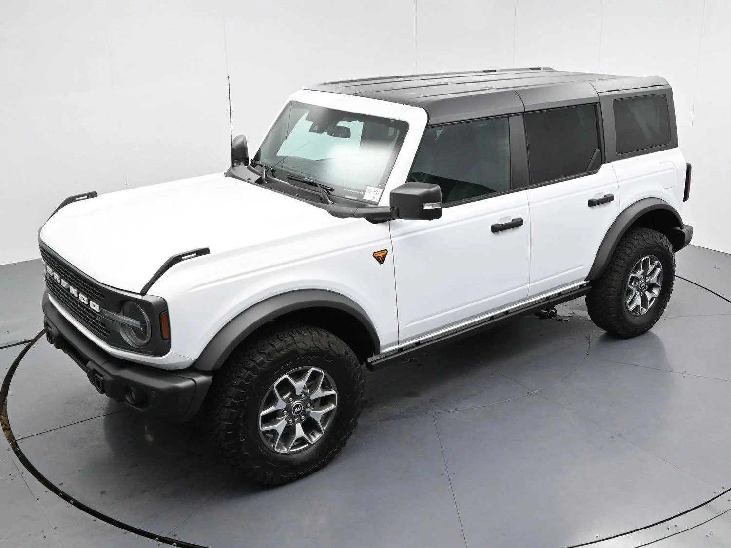 Used 2025 Oxford White Ford Badlands image 40