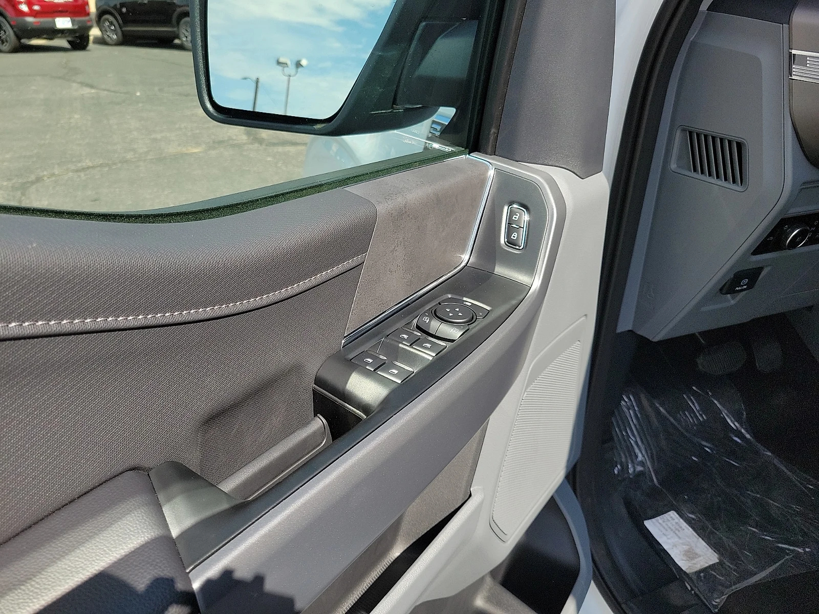 New 2026 Oxford White Ford XLT image 11