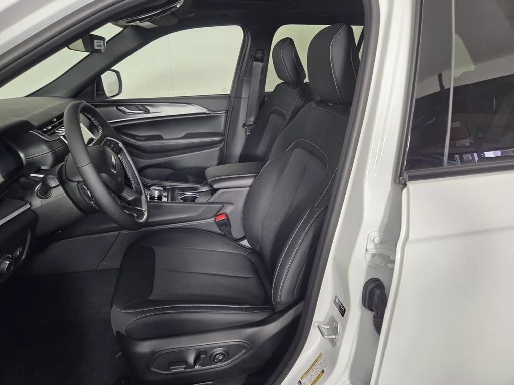 New 2026 Bright White Clear-Coat Exterior Paint Jeep Laredo X image 20