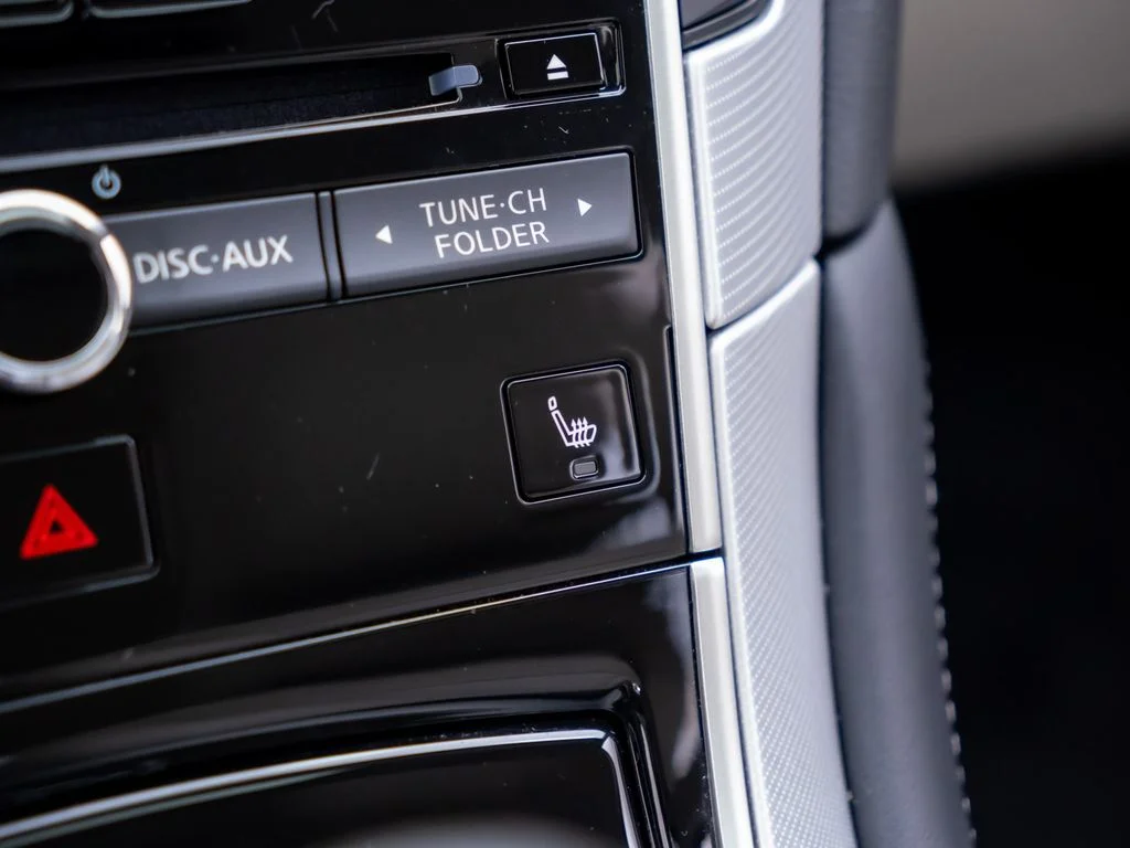 Used 2023 White INFINITI LUXE image 27
