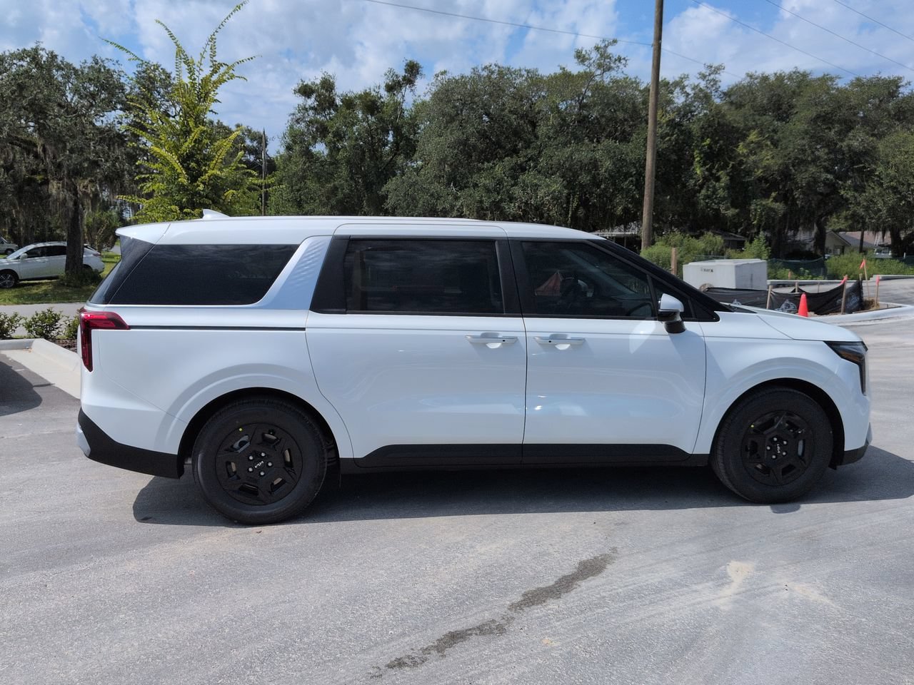 New 2027 Snow White Pearl Kia LX image 3