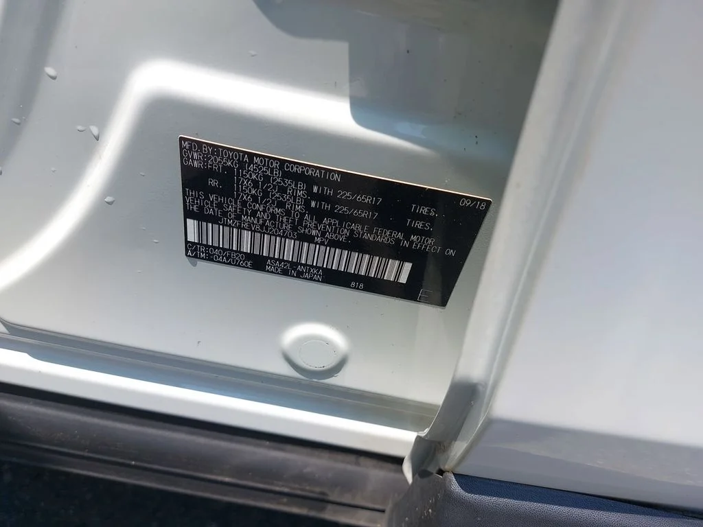 Used 2018 White Toyota LE image 32