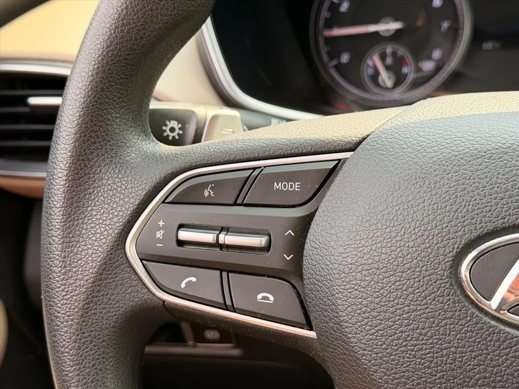 Used 2022 Red Hyundai SE image 19