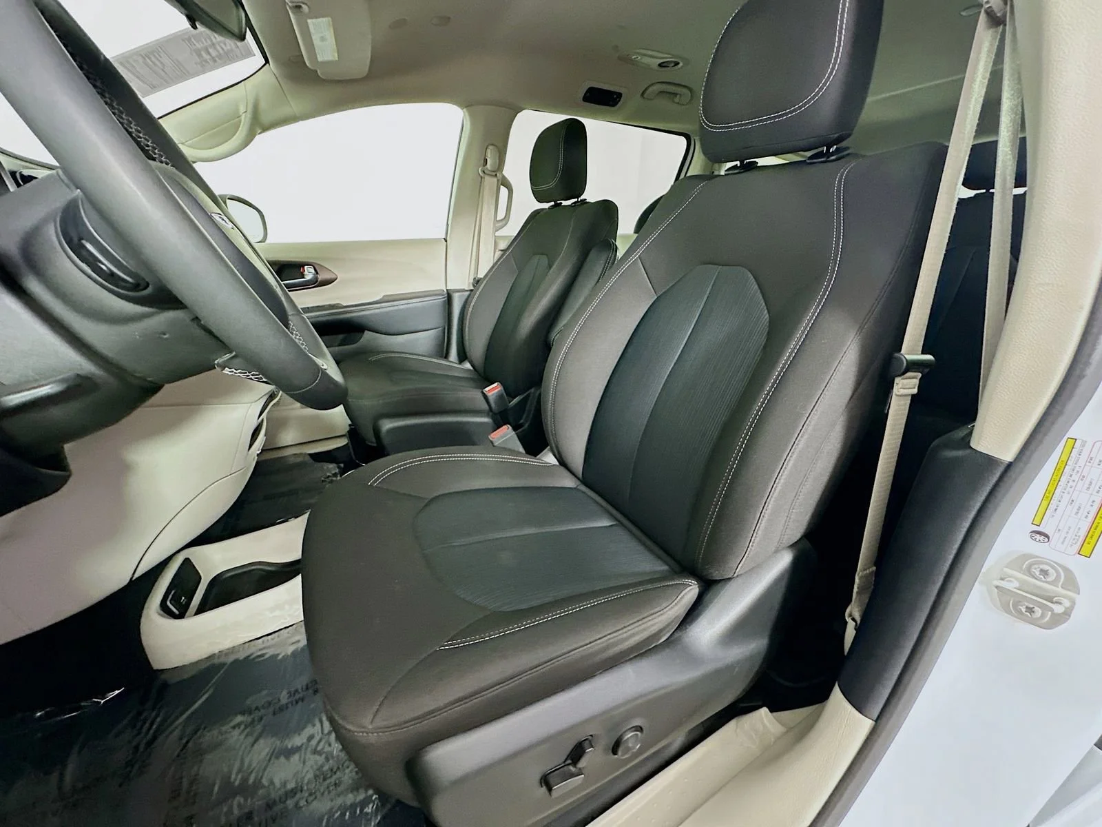Used 2023 White Chrysler LX image 21