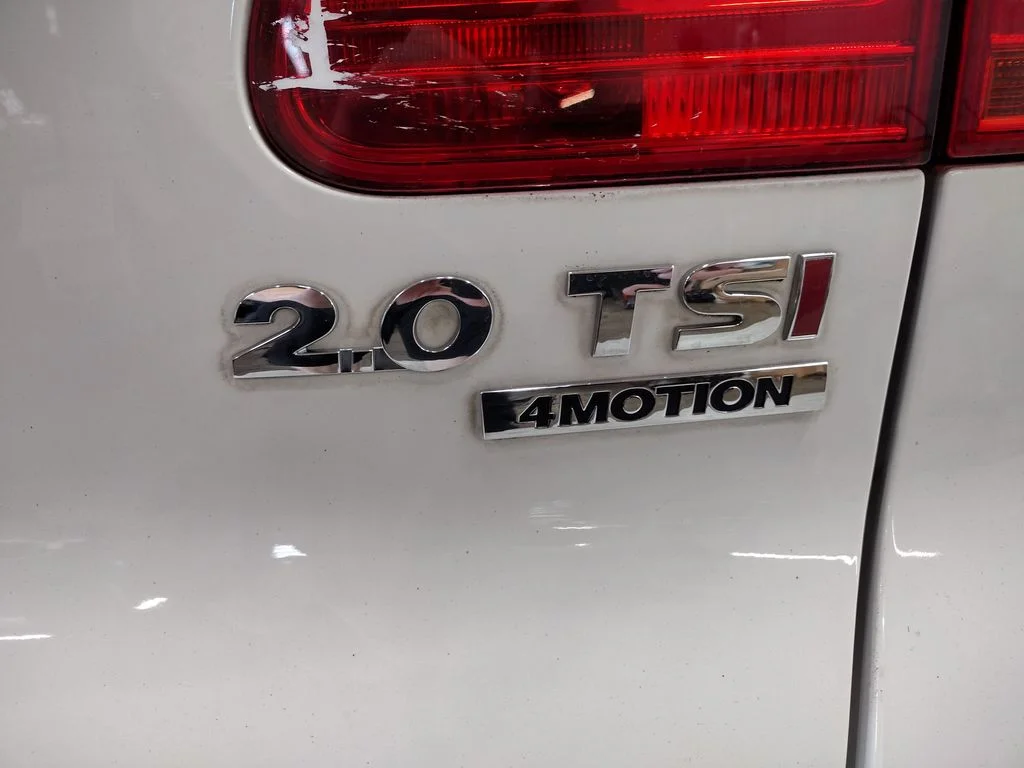 Used 2014 White Volkswagen SE image 15