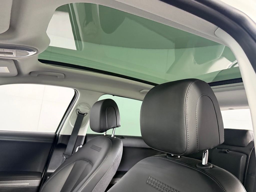 Used 2025 White Hyundai Limited image 28