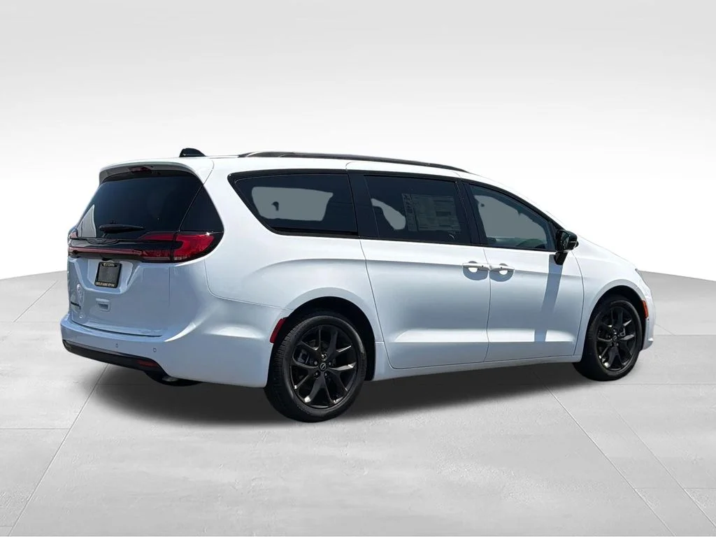 New 2026 Bright White Clear-Coat Exterior Paint Chrysler Select image 5