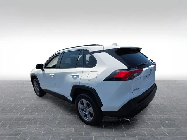 Used 2025 White Toyota XLE image 5