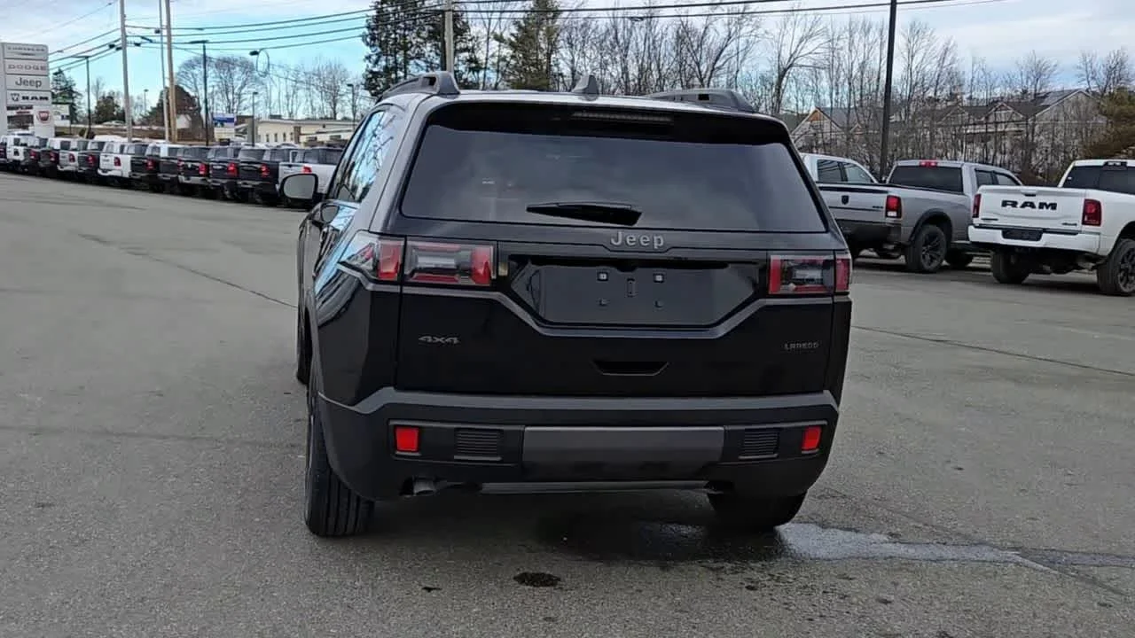 New 2026 Diamond Black Crystal Pearl-Coat Exterior Paint Jeep Laredo image 7