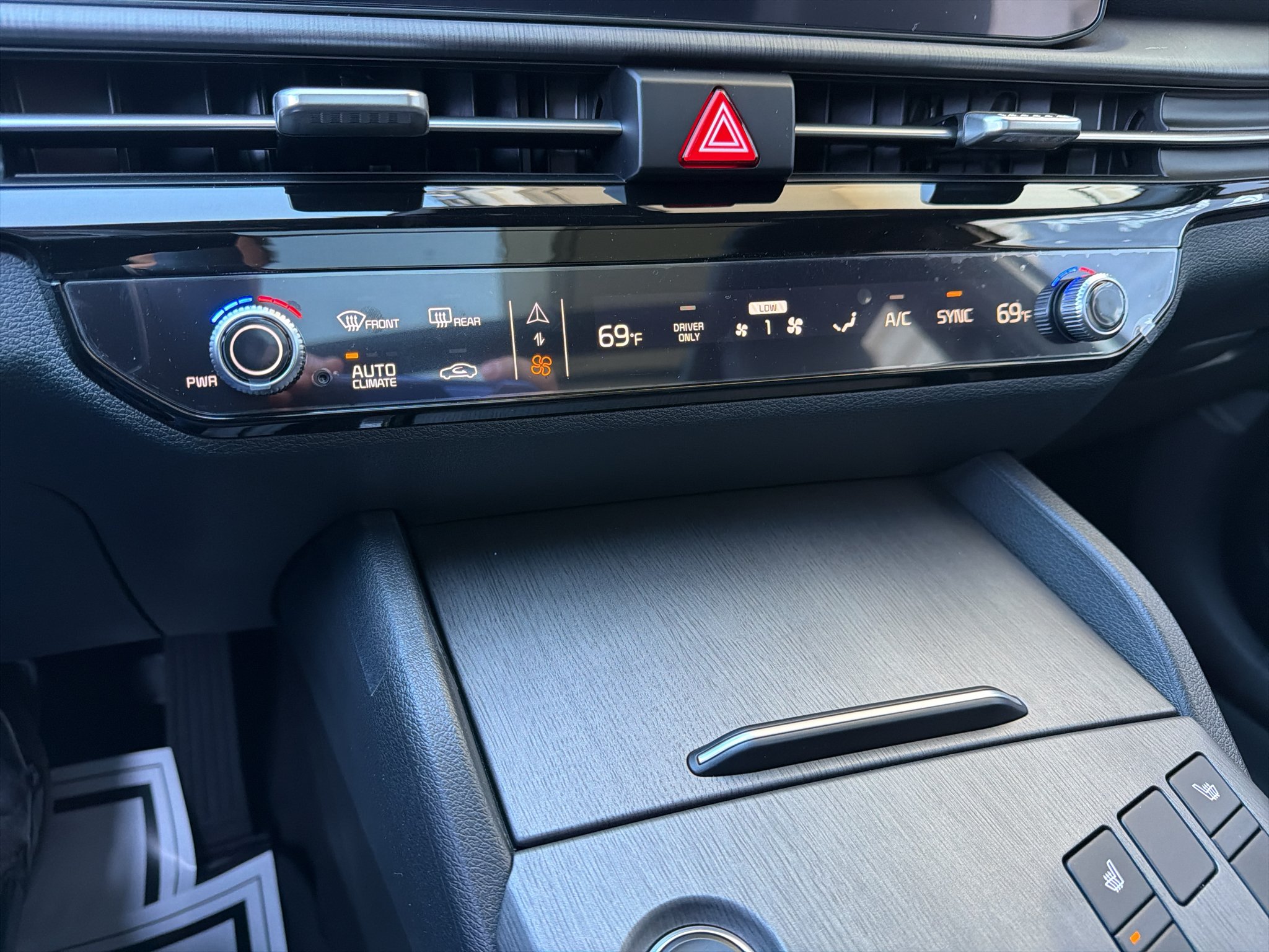 New 2027 Snow White Pearl Kia X-Line image 22