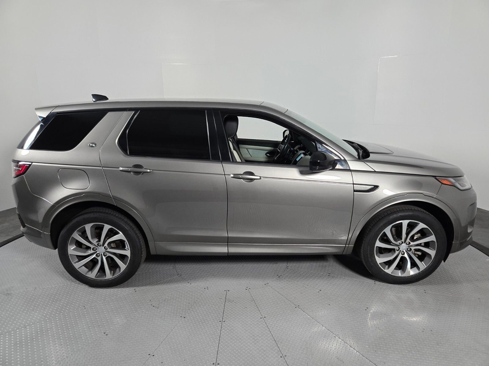 Used 2022 Silicon Silver Premium Metallic Land Rover SE R-Dynamic image 6