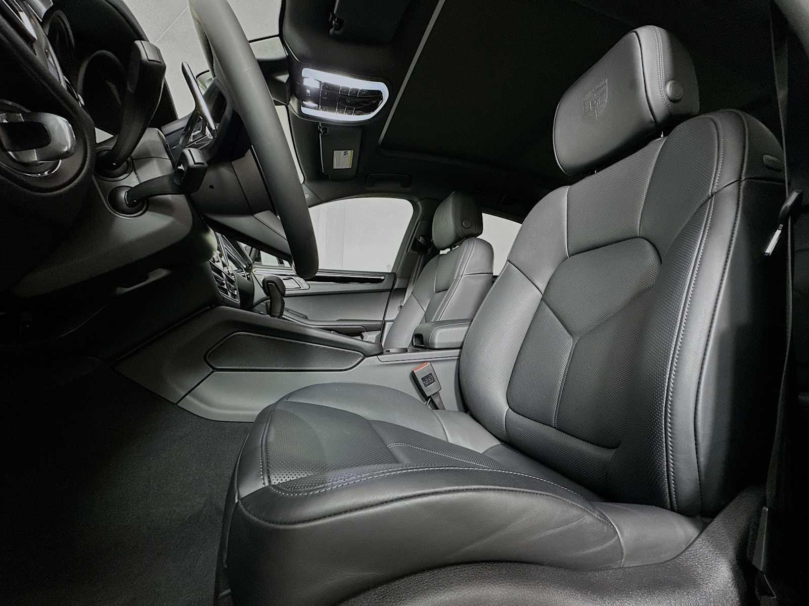 2025 Porsche Macan T - Photo 5